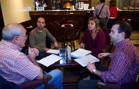Reunión de Etxerat con el candidato de EQUO Aitor Urresti